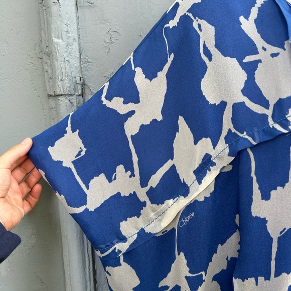 Diane Von Furstenberg Blue Silk Khalila Chiffon blouse, size Small - Picture 7 of 12
